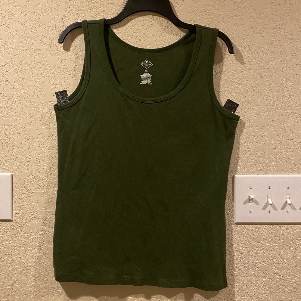 St. John’s Bay Tank Top 💚